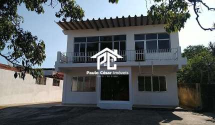 Excelente casa duplex com 04 quartos, sendo 02 suítes, ampla sala, cozinha, banheiro, área de serviço e vaga de garagem para 08 carros, ótimo terreno