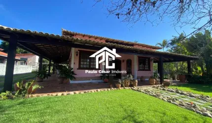Excelente casa composta por: 03 quartos sendo 01 suíte, ampla sala com 03 ambientes, cozinha ampla, banheiro social, área de serviço com ducha e banhe