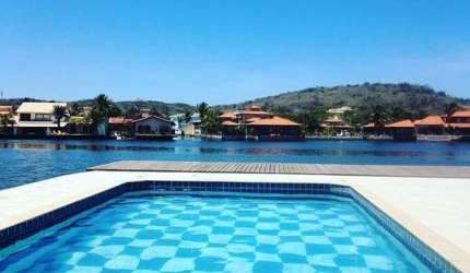 Excelente triplex com acesso privativo ao canal de Cabo Frio, térreo: Sala, cozinha, banheiro; 2º andar: 02 quartos sendo 01 suíte, uma saleta e um ba