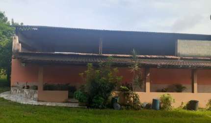 Imperdível residência à venda em Araruama-RJ, bairro Morro Grande: 8 quartos, 3 salas, 3 banheiros, 5 vagas e 500m² de área!