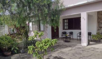 Excelente casa no Centro de Araruama, composta por 03 quartos, sendo 01 suíte, ótima sala, cozinha, copa, banheiro, área de serviço, varandas, garagem