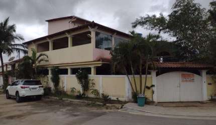 Luxuosa casa à venda na Praça da Bandeira, Araruama-RJ: 1 quarto, 1 suíte, 1 sala, 5 banheiros, 2 vagas de garagem, 250m² de área.