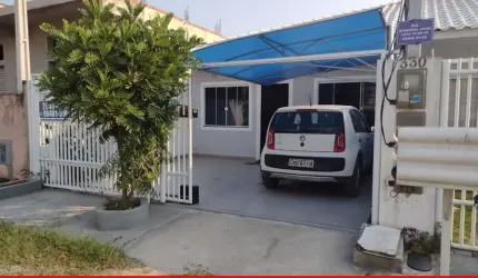 Excelente casa com 02 quartos, sendo 01 suíte, ótima sala, cozinha, banheiro, jardim de inverno, varandas, garagem, portão eletrônico, próximo a facul