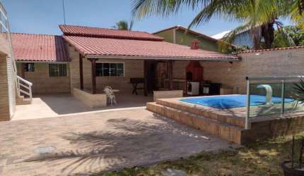 Excelente imóvel com 02 quartos, sendo 01 suíte, ótima sala, cozinha, copa, banheiro, área gourmet com churrasqueira, piscina, varandas, árvores frutí