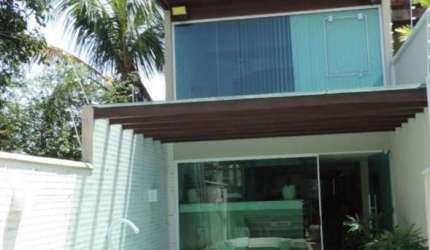 Ótima casa moderna com fino acabamento, piso de porcelanato, banheira de hidromassagem, área gourmet com churrasqueira completa, salão de jogos, banca
