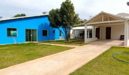 Excelente casa com 04 quartos, sendo 01 suíte, sala com 36m² com 5 janelas de blindex e porta de blindex, cozinha com 30m², churrasqueira com pia e ba
