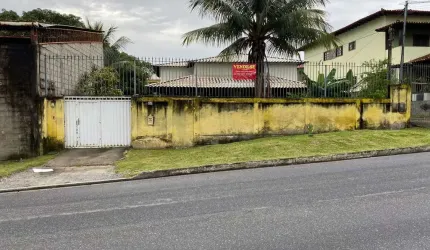 02 excelentes casas: Casa da frente composta por 03 quartos, 02 banheiros, 02 salas, cozinha, garagem coberta para 03 carros, área de serviço e varand