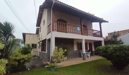 Excelente casa duplex, parte superior: 02 quartos com varandas e 01 banheiro, parte inferior: 01 quarto grande com suíte de 20m², sala em 02 ambientes