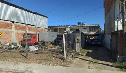 Ótimo terreno com 300m², composto por 02 quitinetes de 01 quarto, sala, cozinha, banheiro e varanda, com frente para o asfalto, a 50 metros da Rodovia