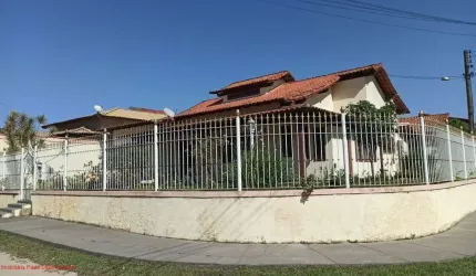 Ótima casa com 03 quartos, sendo 01 suíte, sala em 02 ambientes, cozinha, área de serviço interna e externa, varandas, garagem, portão eletrônico, mai