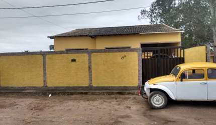 Ótima casa em condomínio fechado, com 03 quartos, sendo 02 suítes, banheiro social, sala em 02 ambientes (TV e jantar), cozinha ampla com bancada