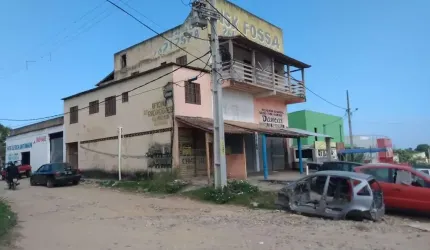 Prédio Comercial e Residencial, composta por 03 lojas, 03 apartamentos e 01 galpão com 150,00m², área total construída 450,00m², frente para Rodovia
