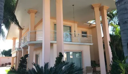 Casa de Luxo no Centro de Araruama-RJ: 5 Quartos, 5 Suítes, 3 Salas, 3 Vagas de Garagem!