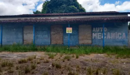 Ótima loja de frente para Rodovia com 15 metros de frente, e uma casa com 02 quartos, sala, cozinha, banheiro, churrasqueira, cisterna, casa com 90m²