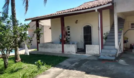 Duas ótimas casas, uma com 02 quartos sendo 01 suíte mais anexo de 01 quarto e outra com 01 quarto, sala, cozinha, banheiro. Ótima localização!