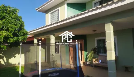 Ampla Casa de 3 quartos com 240, excelente iluminação e circulação. Dois andares composta por: 1 pavimento -  Sala com pé direito duplo, cozinha, copa