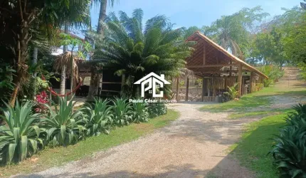 Sítio com 30.008m2 com 124 metros de frente para estrada principal.  Propriedade com lago, pasto, trilha , mirante, área de mata e bastante árvores fr