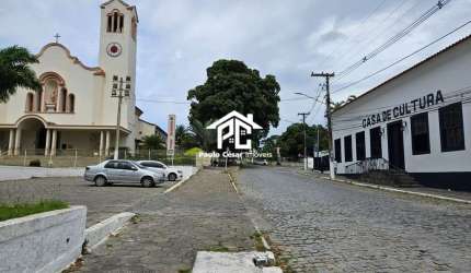 Área no Centro de Araruama com total de 635m² composta por:  - Casa residencial  com 03 quartos sendo 02 suítes,  01 banheiro, copa cozinha, lavand