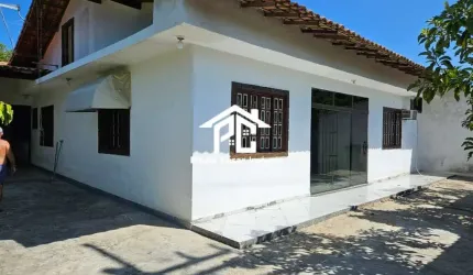 Casa  com 03 Quartos sendo 03 suítes sendo 01 com closet, ótima sala com 02 ambientes cozinha varadas garagem  churrasqueira piscina pomar.