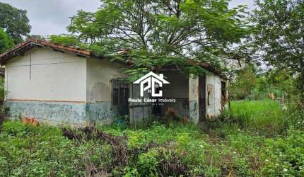 Lote com total de 450m² contendo uma benfeitoria .  Casa antiga com 2 quartos, sala, cozinha e banheiro. 15 minutos do Centro de Araruama