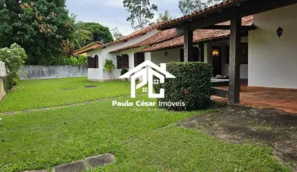 Com 05 Quartos sendo 03 suítes, 02 banheiros, sala com 02 ambientes, cozinha, varandas, garagem coberta para 04 carros, cisterna, pomar. Próxima a lag