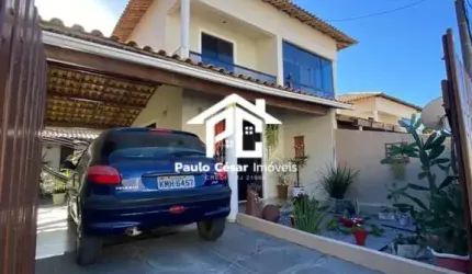 Casa no centro de Araruama composta por: 02 quartos, sala de estar , sala de jantar, cozinha , área de serviços, ateliê, jardim e garagem coberta.  Co