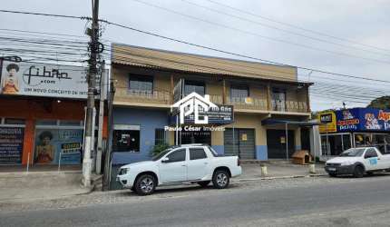 Imperdível oportunidade de adquirir um apartamento e loja no  Centro de Araruama-RJ: 3 quartos, 1 suíte, 1 sala, 1 banheiro, 1 vaga de garagem.