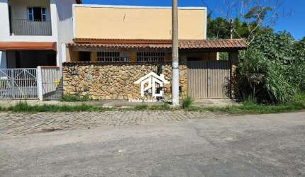 Imperdível oportunidade de adquirir casa na Praça da Bandeira em Araruama-RJ, com 1 quarto, 1 sala, 1 banheiro e garagem.