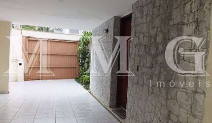 Amplo sobrado de 234m² com 4 dormitórios sendo uma suíte e 2 vagas próximo ao metro Vila Mariana