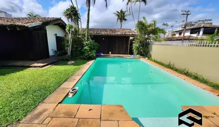 CASA TÉRREA, TERRENO DE ESQUINA (797m²), FRENTE AO MAR!