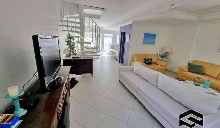 CASA TRIPLEX EM CONDOMÍNIO FECHADO FRENTE A PRAIA, COM LAZER!