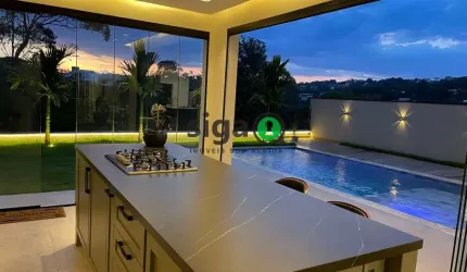 Casa em Condomínio á venda no km 28 da Raposo Tavares, com 431 m de área construída, 5 suítes, 6 vgs