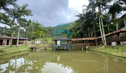 Chácara em Meio a Natureza com Lagoa, Piscina e Terreno de 2.127m² à venda em Tijucas/SC