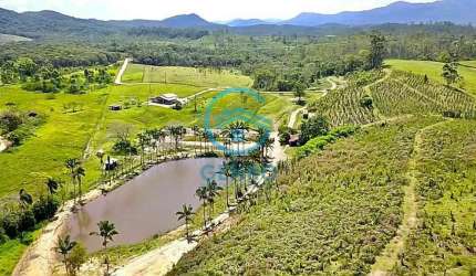 Sítio Haras em Meio a Natureza com Lagoa e Terreno de 140.000m² ( 14 HECTARES ) à venda em Tijucas/SC
