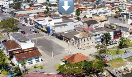 Terreno com 3 casas próximo a Praça de Guaratubs
