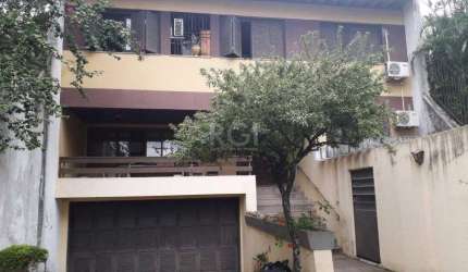 Casa para Venda - 311m², 4 dormitórios, sendo 2 suites, 4 vagas - Glória