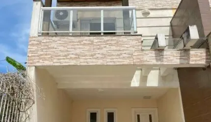 Bela casa três dormitórios localizada nos altos do bairro Guarujá