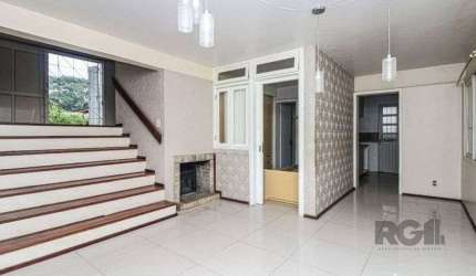 Excelente casa de 147m² com 3 dormitórios, 4 vagas e 1 piscina.