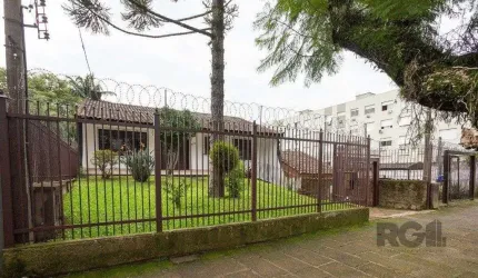 Casa ampla com 03 suites no bairro Medianeira