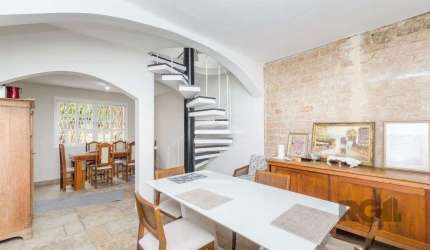 Casa de 4 dormitórios no bairro Três Figueiras