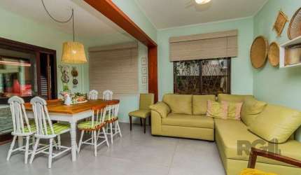 Impecável casa no bairro Medianeira. Living de 3 ambientes com lareira. Com 4 dormitórios sendo 1 suíte também com lareira. Ampla cozinha mobiliada e reformada. Dormitórios com armários fixos .