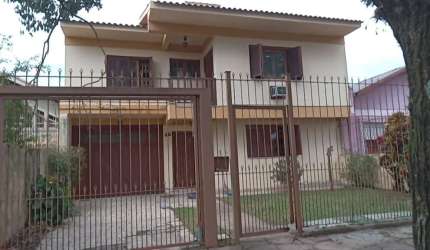 Casa 03 dormitórios, com páteo
