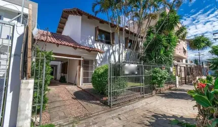 Casa ampla com piscina e 3 dormitórios no bairro Santana – para locação