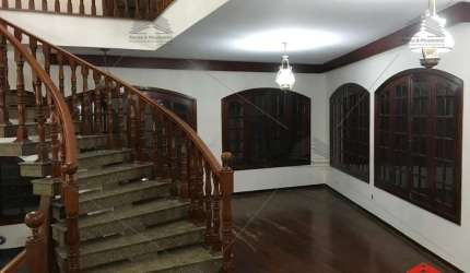 Sobrado à venda, 410 m², 03 pavimentos,04 quartos, 01 suite, 04 banheiros, lavabo, sala 3 ambientes, lareira, piscina, sauna, churrasqueira, 06 vagas.