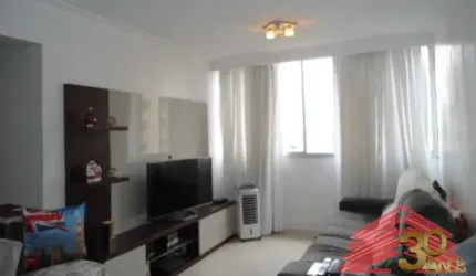 Apartamento todo reformado, 70 m2 de área útil, 2 dormitórios com armários, sala ampla para 2 ambientes, piso laminado, cozinha planejada, 2 banheiros