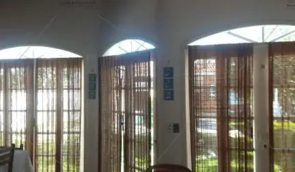 casa peruíbe, balneário oasis, 3 suítes, 2 salas, cozinha , 7 vagas, edícula com 1 quarto. sala. cozinha, banheiro, varanda, piscina
