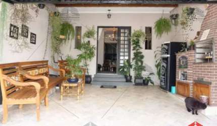 Excelente oportunidade de casa à venda na Vila Ema ! Com 2 suítes, 1 sala, 3 banheiros, 2 vagas de garagem área gourmet e 125,00 m² de área. Venha con