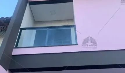 Sobrado a venda em Santo André, 3 dormitórios sendo 2 suítes, sacada, sala 2 ambientes, cozinha americana, 4 banheiros, quintal com churrasqueira.