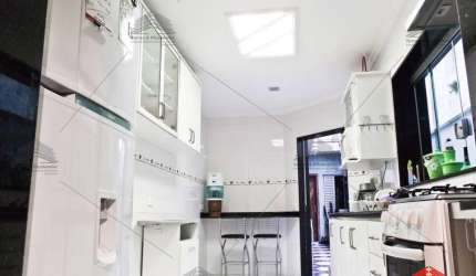 Casa a venda de 166 m² na Vila Monumento, 6 dormitórios, 4 suítes, 6 banheiros, lavanderia, área de serviço, quintal, sala para 2 ambientes, 1 vaga