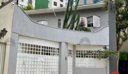 Casa à venda na Vila Mariana de 325m² com 5 dormitórios, sala 2 ambientes, vaga para 10 carros, cozinha planejada, quintal e excelente localização.